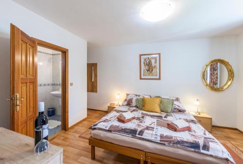 Postel nebo postele na pokoji v ubytování Penzion Pod Hrází