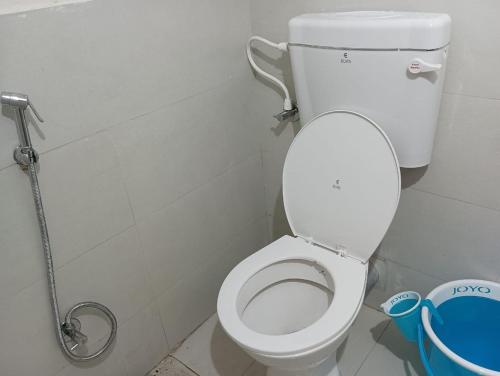W łazience znajduje się biała toaleta i prysznic. w obiekcie Mhatre Cottage Alibag Mani w mieście Alibag