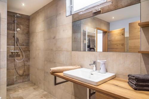 ein Badezimmer mit Waschbecken und Dusche in der Unterkunft Moamoosgut in Göriach