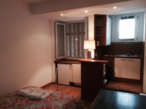 Kleines Zimmer mit einem Bett und einer Küche in der Unterkunft Nice Halevy in Nizza
