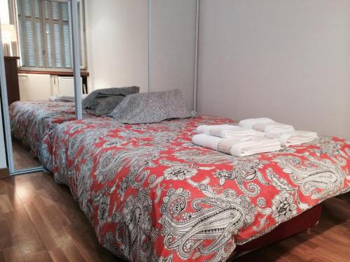 1 dormitorio con 1 cama con toallas en Nice Halevy, en Niza
