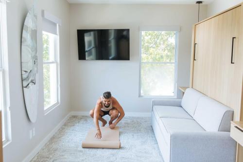 The St Laurent Guest Roomsにあるテレビまたはエンターテインメントセンター