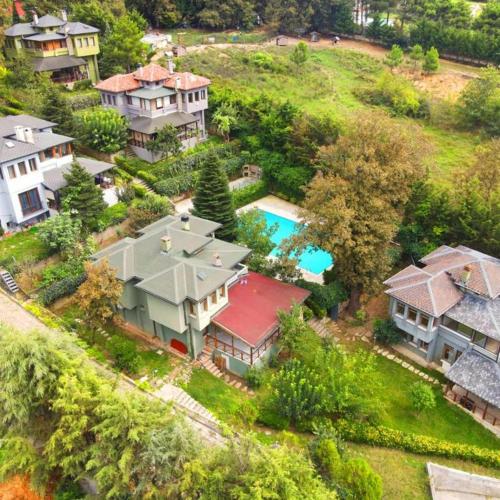 an aerial view of a house with a swimming pool at ÇEKMEKÖY VİLLA in Reşadiye
