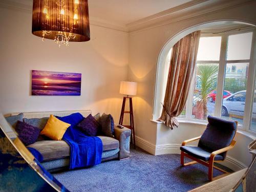 sala de estar con sofá y ventana en Captivating 4-Bed Hot Tub House in Blackpool, en Blackpool