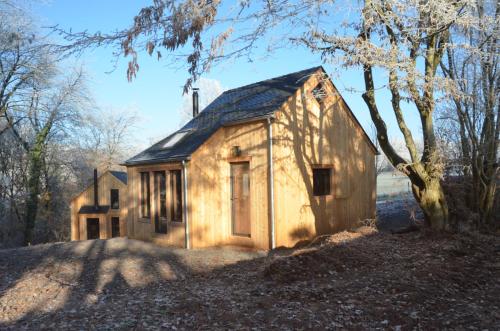 GesvesにあるLes cabanes des Pierreuxの森の中の小さな木造家屋