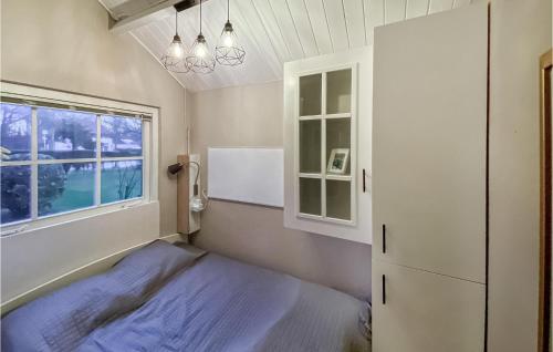 Postel nebo postele na pokoji v ubytování 1 Bedroom Gorgeous Home In Zoutelande