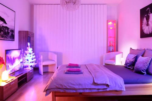 um quarto com uma cama grande e uma árvore de Natal em Apartment with balcony, Humenné SK em Humenné