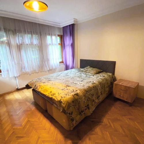 um quarto com uma cama com um edredão amarelo em ÇEKMEKÖY VİLLA em Reşadiye