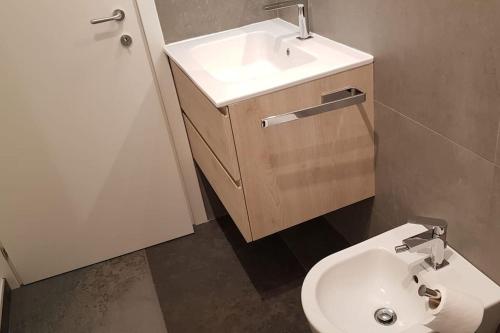 bagno con lavandino e servizi igienici di Grazioso appartamento in centro storico a Trento
