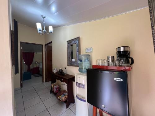 eine Küche mit einem Kühlschrank und einem Tisch darin in der Unterkunft Valle Paradise in El Valle de Antón