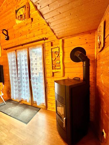 a room with a woodburning stove in a cabin at Refuge des Cimes in Saint-Laurent-en-Grandvaux