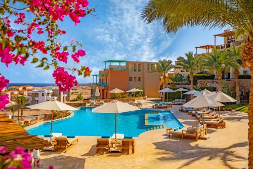 un complejo con una piscina con sillas y sombrillas en Zen Resort Sahl Hasheesh by TBH Hotels, en Hurghada