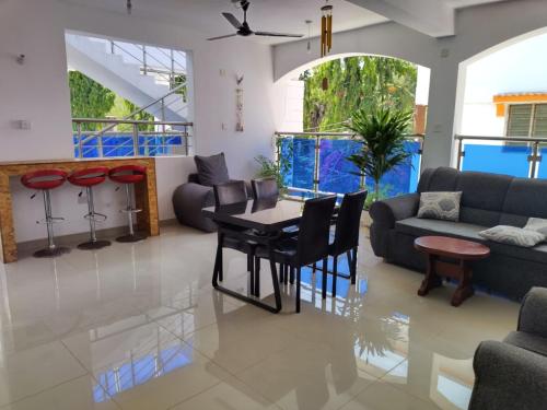 sala de estar con mesa y sillas en 6 Park Retreat en Mombasa