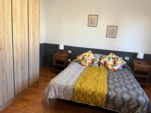 een slaapkamer met een bed en twee nachtkastjes bij Casa de campo Yuco in Tinajo