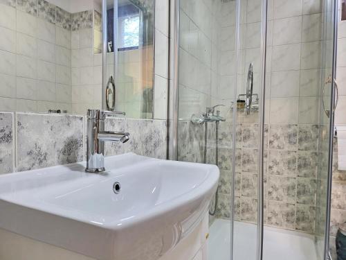 een badkamer met een wastafel en een douche bij Mayberry Lake - Villa Medijapark in Pretor