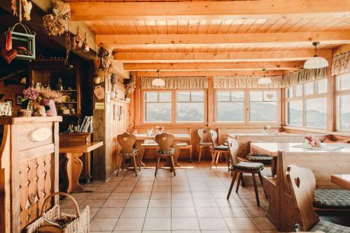 eine Küche und ein Esszimmer mit einem Tisch und Stühlen in der Unterkunft Alexanderhütte - nur zu Fuß erreichbar in Millstatt