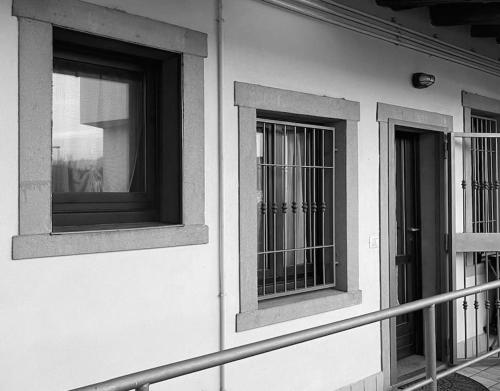 twee ramen met tralies aan de zijkant van een gebouw bij DEA 2 in Seriate