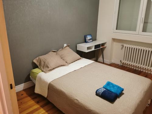 um quarto com uma cama com uma toalha azul em Velay cocon appartement 4 chambres avec vue sur les monuments em Le Puy-en-Velay