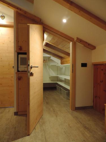 incantevole mansarda in val di Fassaにあるベッド