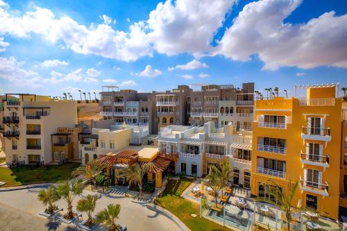 z góry widok na miasto z budynkami w obiekcie Zen Resort Sahl Hasheesh by TBH Hotels w mieście Hurghada