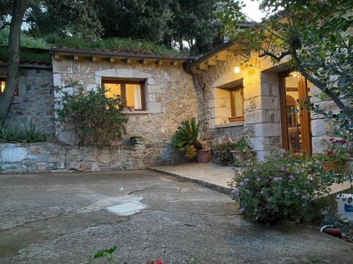 una casa de piedra con una entrada delante de ella en Su Lidone en Ozieri