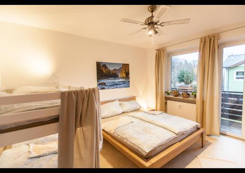 Schlafzimmer mit einem Bett und einem Deckenventilator in der Unterkunft Ferienwohnung Daniel in Bad Reichenhall
