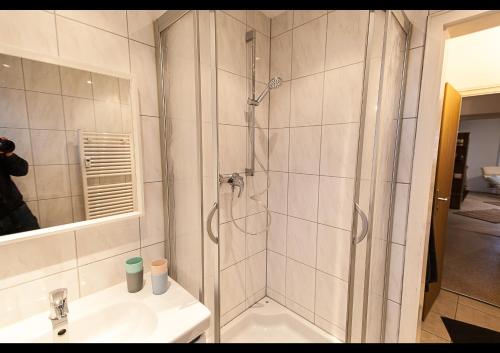 un bagno con doccia e lavandino di Ferienunterkunft Daniel a Bad Reichenhall