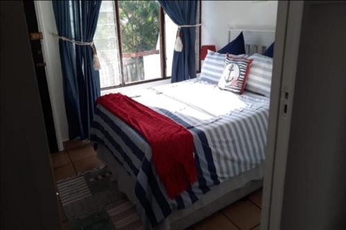 Bett in einem Zimmer mit Fenster in der Unterkunft St Lucia Villa Mia 11 in St Lucia