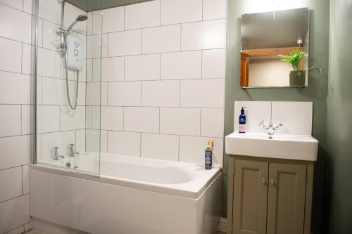 Ένα μπάνιο στο The Bolthole barn with wood-fired hot tub