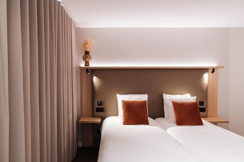 Ein Bett oder Betten in einem Zimmer der Unterkunft The CORNR Hotel