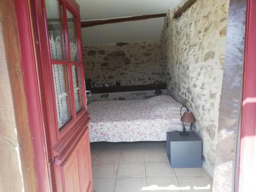 Ένα ή περισσότερα κρεβάτια σε δωμάτιο στο AUBERGE LA BOUCHOLIERE