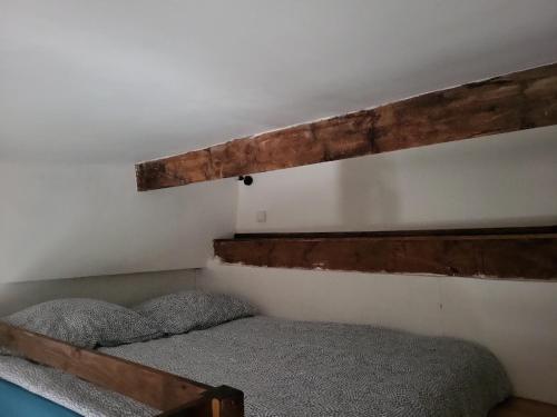 une chambre avec un lit superposé dans une pièce dans l'établissement Studio à Trouville - Charme de l'ancien, à Trouville-sur-Mer