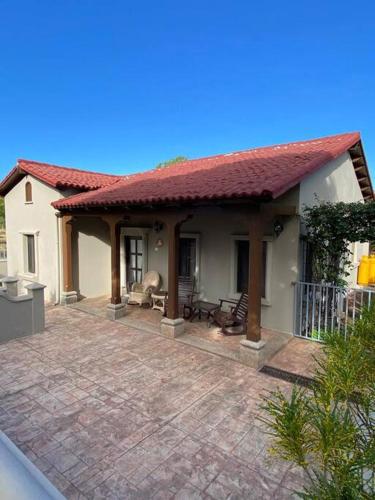 San Diego的住宿－Casa Dulce Vida Gran Pacifica Resort，一间设有红色屋顶和庭院的小房子