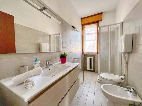 La salle de bains est pourvue d'un lavabo et de toilettes. dans l'établissement Lovely apartment a due passi dal mare, à Rimini