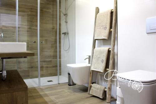 y baño con bañera, lavamanos y ducha. en Burgau Charming House Loft, en Burgau