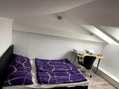 a room with a bed and a desk in a room at Die Feelgood-Wohnung am Mondsee in Mondsee