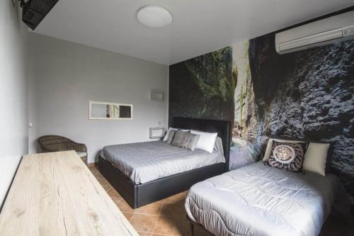 1 Schlafzimmer mit 2 Betten und einem Holztisch in der Unterkunft agriturismo villa amerina in Corchiano