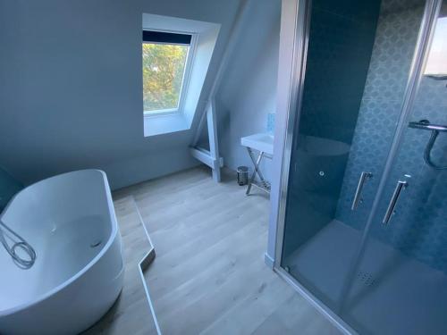 een badkamer met een toilet en een glazen douche bij La maison des Rimains in Cancale