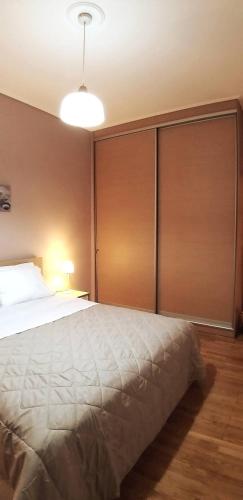 Modern home, 6' from the Metro