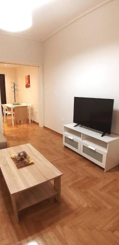 Modern home, 6' from the Metro