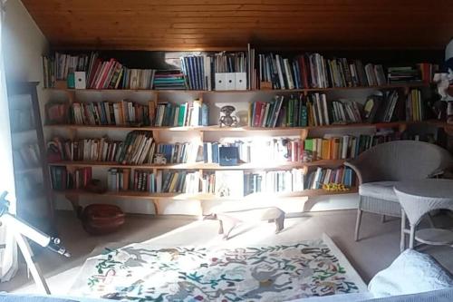um quarto com uma prateleira cheia de livros em Haus Wagner em Schiltach