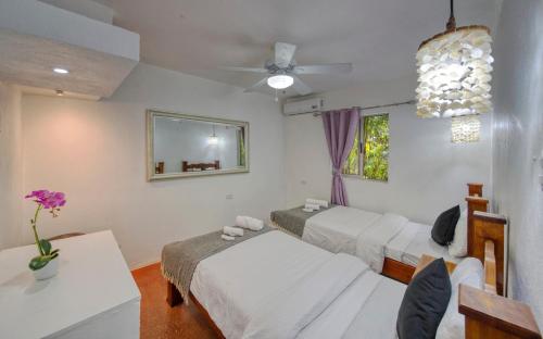 Postel nebo postele na pokoji v ubytování Jungles Edge Hotel, Jiu Jitsu, Muay Thai Retreat Center