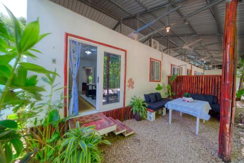 Posezení v ubytování Jungles Edge Hotel, Jiu Jitsu, Muay Thai Retreat Center