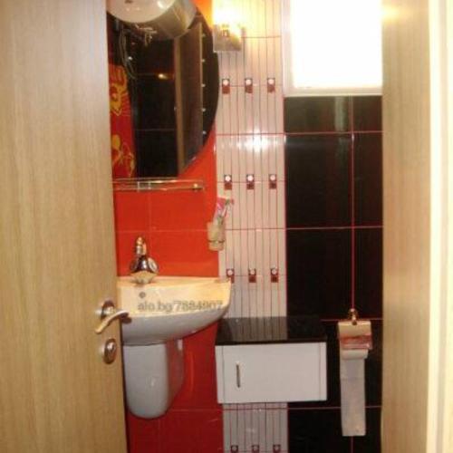 een badkamer met een wastafel en een spiegel bij Грийн Бей 14 in Nesebar