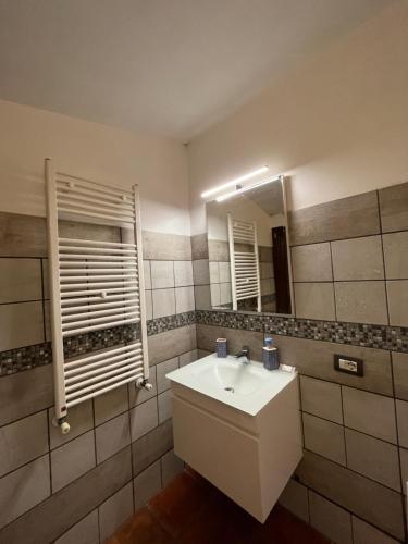 a bathroom with a sink and a mirror at Agriturismo Tenuta de Castro in Aprilia
