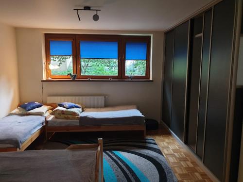 sypialnia z 2 łóżkami i oknem w obiekcie Apartament pod Grojcem w Żywcu