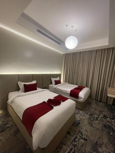um quarto de hotel com duas camas e uma janela em Golden New Quraish Jeddah em Jeddah