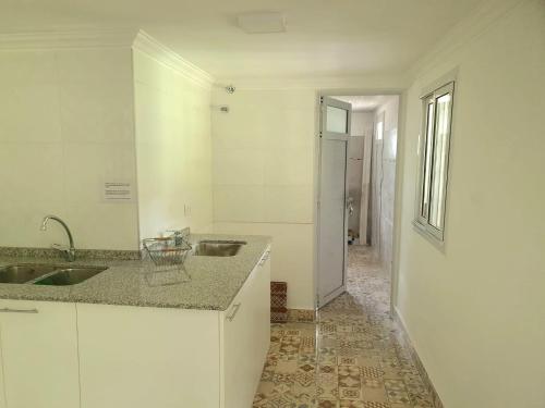 Las TapiasにあるDoña Haydeeの白いキッチン(シンク、カウンター付)