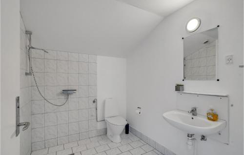Koupelna v ubytování Lovely Apartment In Hjer With Kitchen