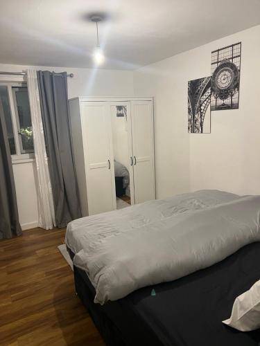 1 dormitorio con cama y espejo. en Accu care apartment, en Londres